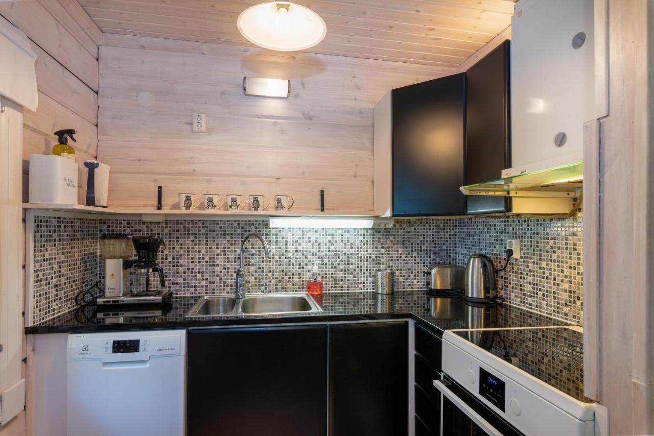 Laehderinne - 2 Bedroom Log Cabin, Private Beach, Wifi & Sauna Puolanka