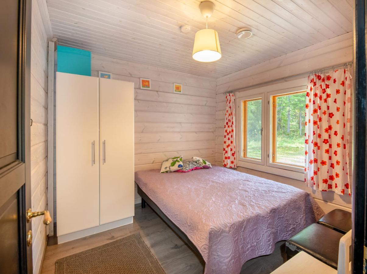 Laehderinne - 2 Bedroom Log Cabin, Private Beach, Wifi & Sauna Puolanka