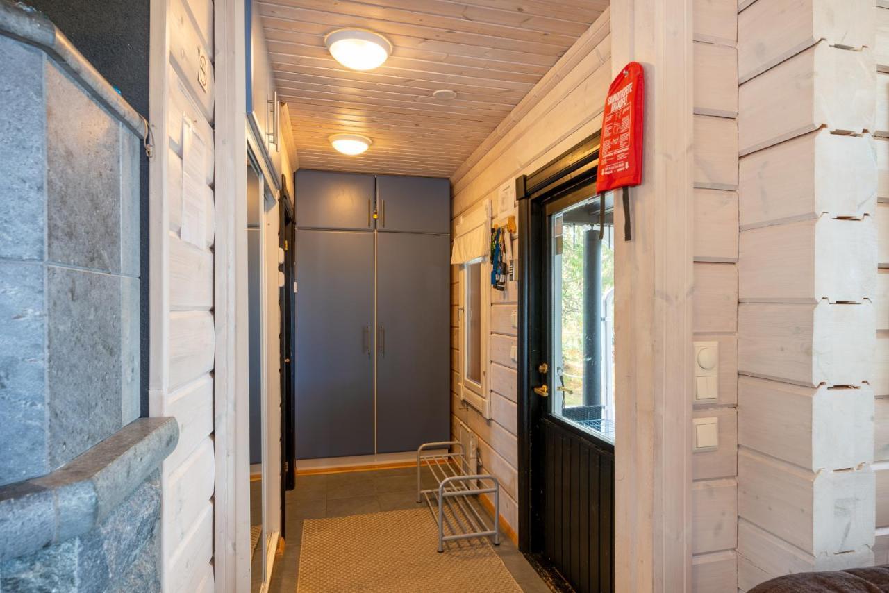 Laehderinne - 2 Bedroom Log Cabin, Private Beach, Wifi & Sauna Puolanka