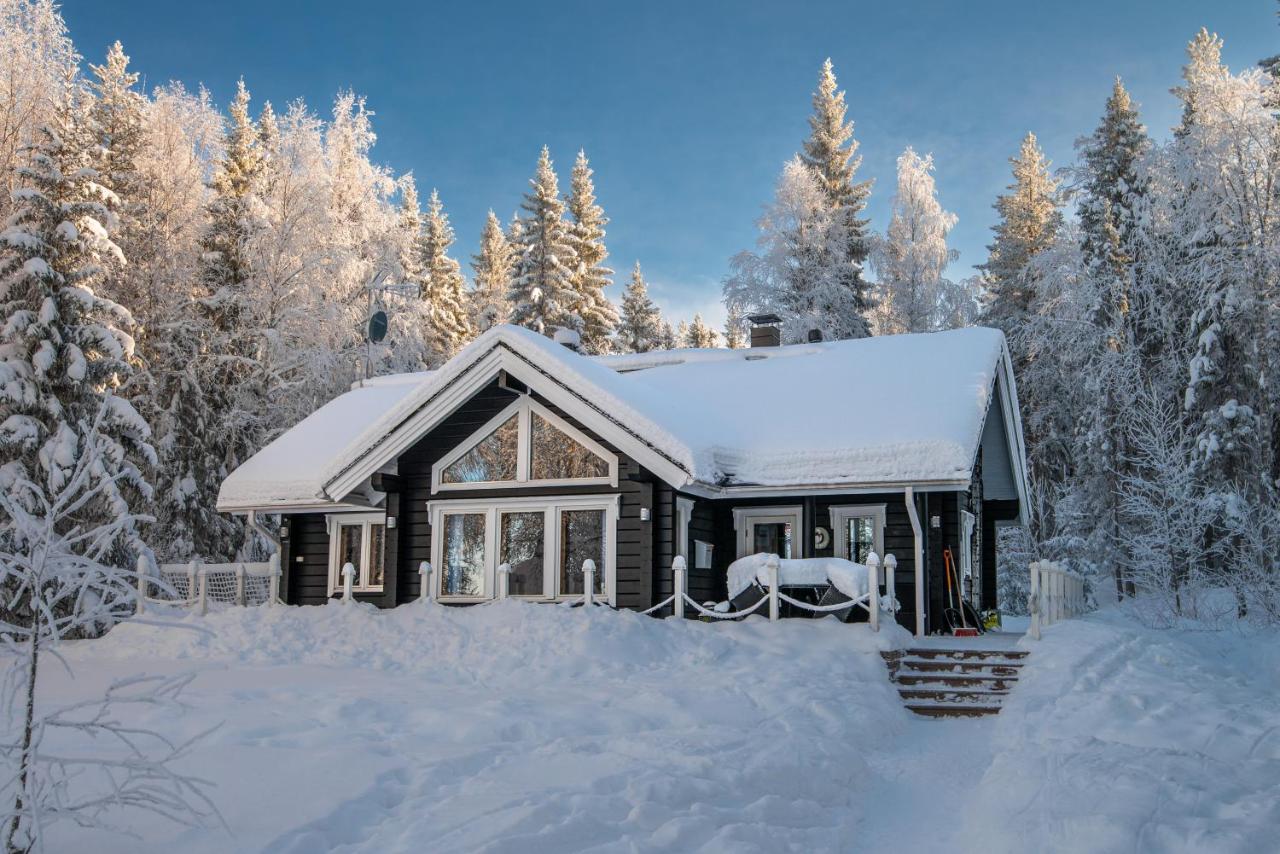 Laehderinne - 2 Bedroom Log Cabin, Private Beach, Wifi & Sauna Puolanka