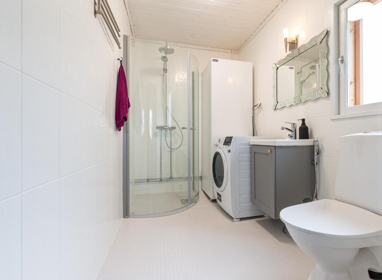Holiday home Laehderinne - 2 Bedroom Log Cabin, Private Beach, Wifi & Sauna Puolanka