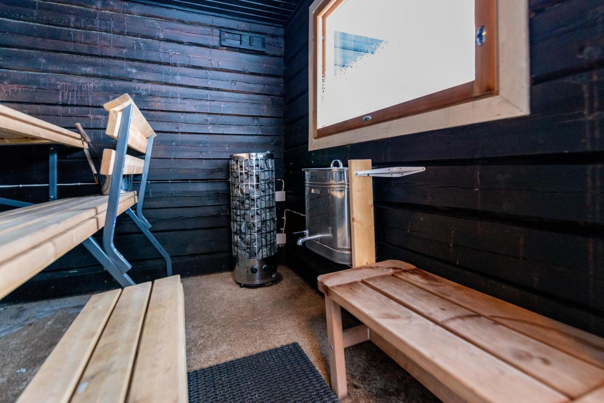 Laehderinne - 2 Bedroom Log Cabin, Private Beach, Wifi & Sauna Holiday home Puolanka