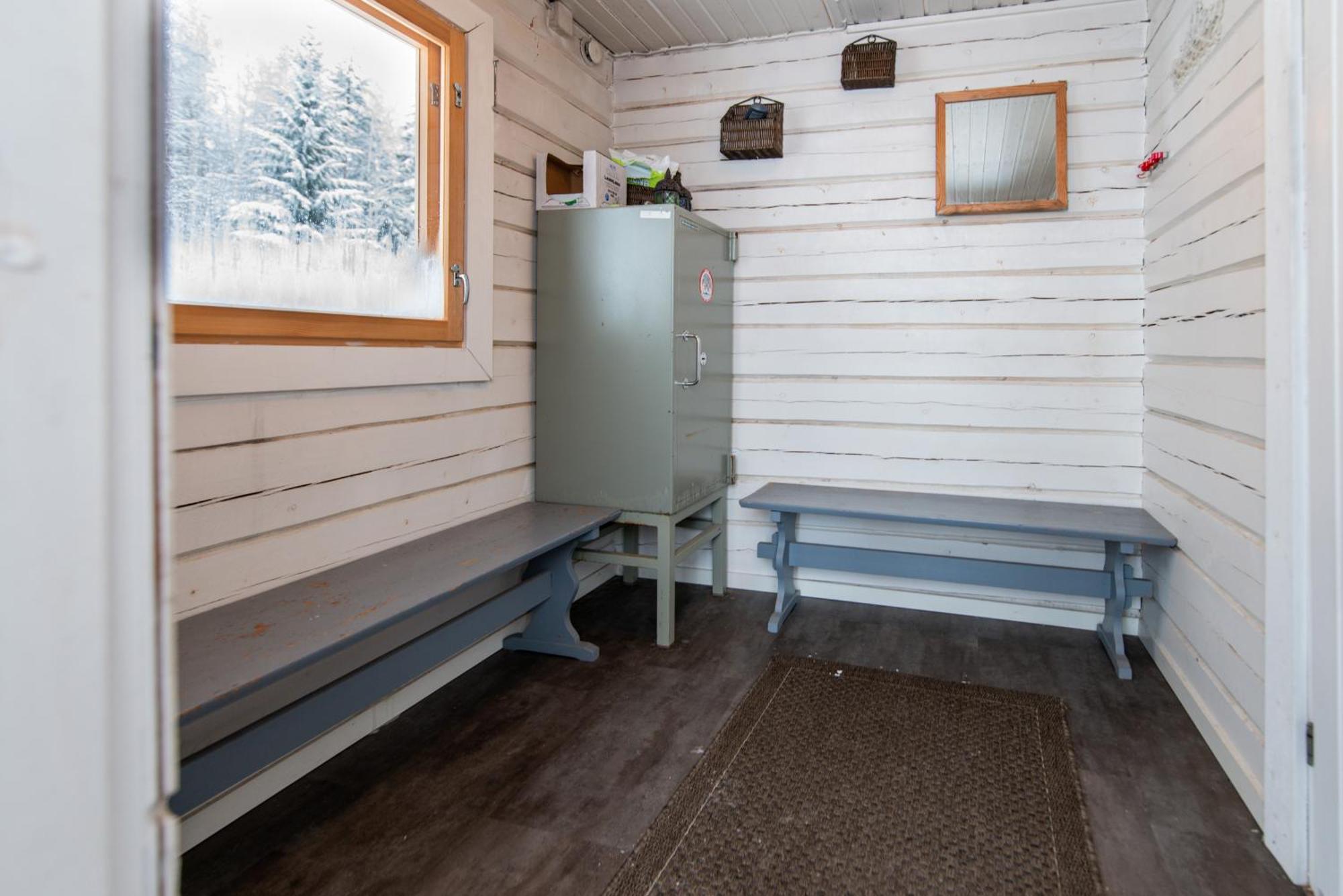 Laehderinne - 2 Bedroom Log Cabin, Private Beach, Wifi & Sauna * Puolanka