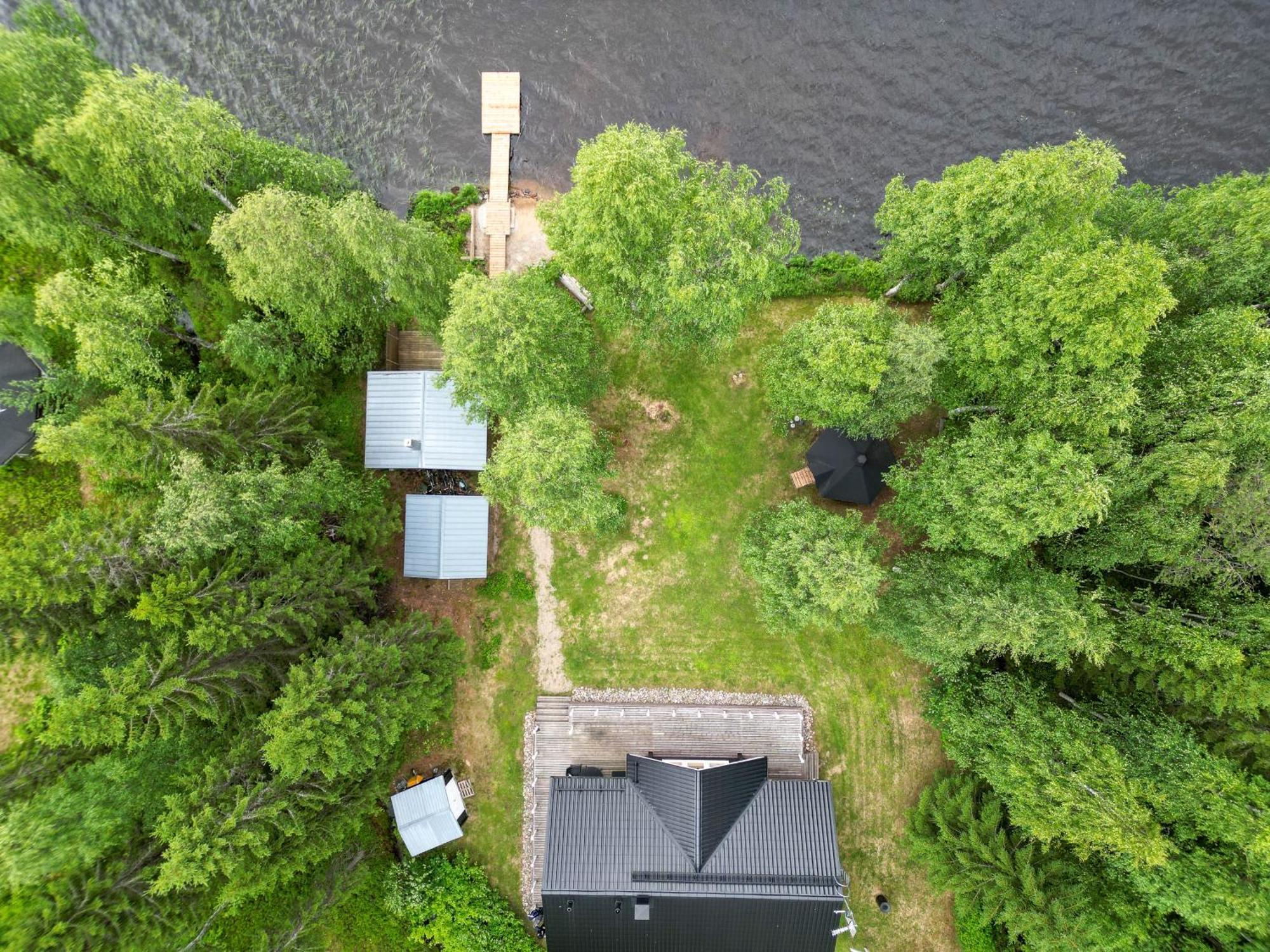 Laehderinne - 2 Bedroom Log Cabin, Private Beach, Wifi & Sauna Puolanka